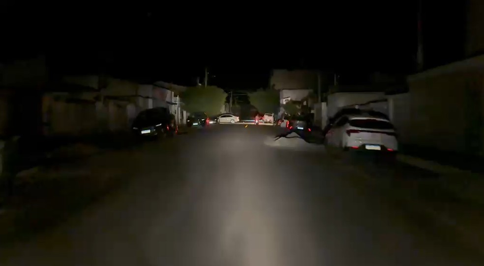 Rua sem luz em Sousa, no Sertão da Paraíba, após apagão — Foto: Beto Silva/TV Paraíba