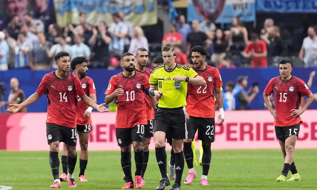 Mohamed Salah, do Egito, discute com o árbitro François Letexier após Enzo Fernández, da Argentina, marcar o terceiro gol da sua equipe
7 de julho de 2026
IMAGN IMAGES via Reuters/Dale Zanine