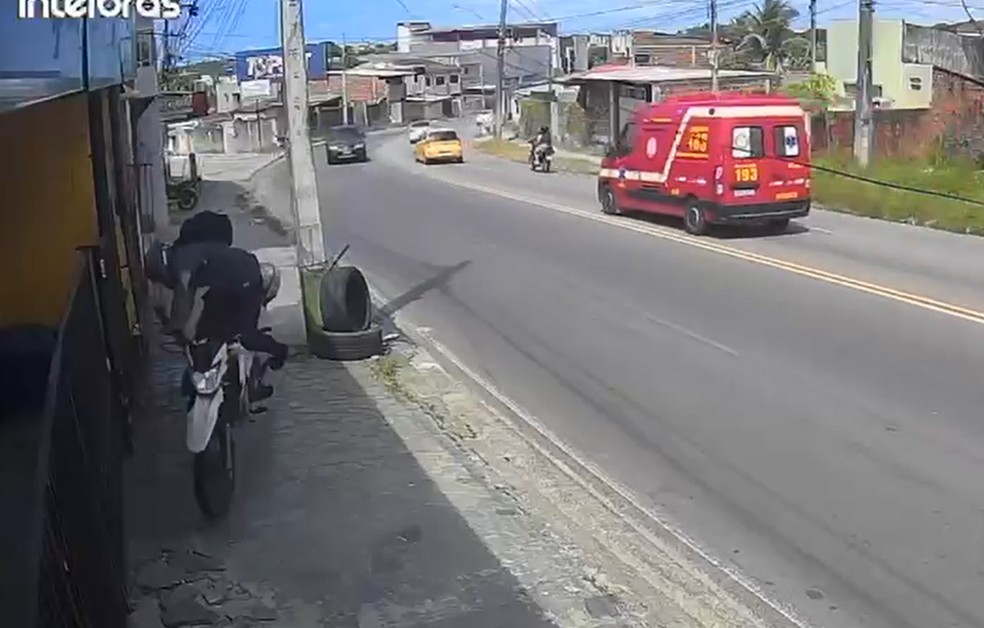 Homem fica ferido após perder o controle de moto e atingir portão de loja, em João Pessoa — Foto: TV Cabo Branco