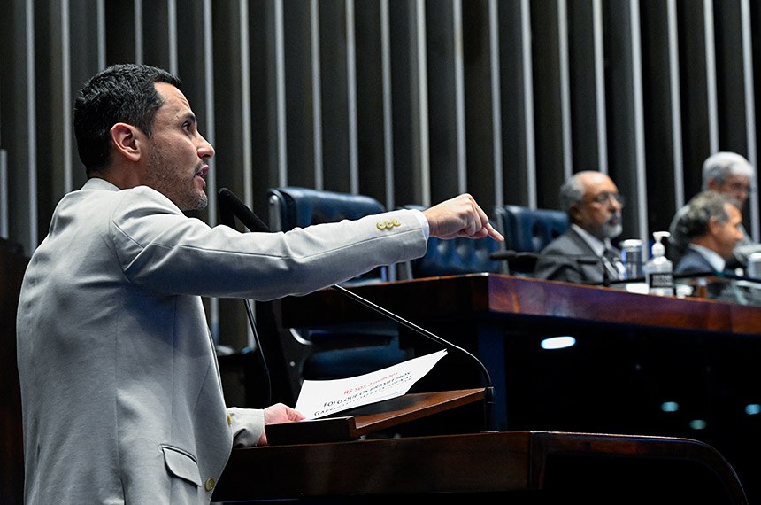 Senador Cleitinho (Republicanos-MG) em discurso à tribuna.