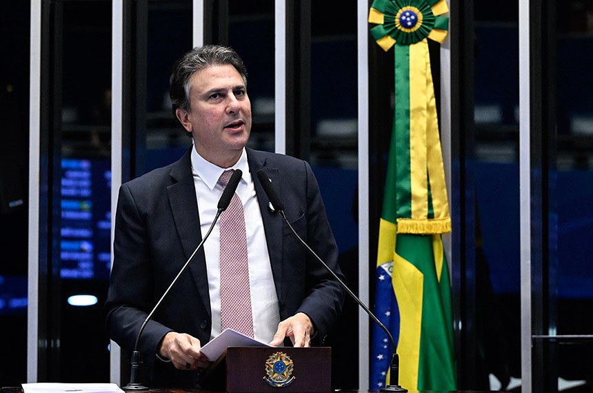 Em discurso, à tribuna, senador Camilo Santana (PT-CE).