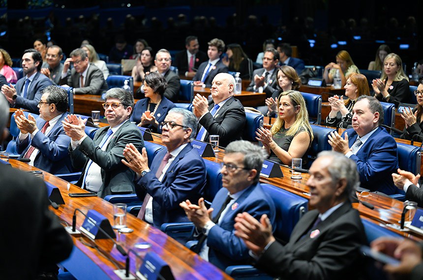 Mesa: 
presidente da Associação Nacional das Magistradas e dos Magistrados da Justiça do Trabalho (Anamatra) no período de 1997 a 1999, Beatriz de Lima Pereira;
presidente da Associação Nacional das Magistradas e dos Magistrados da Justiça do Trabalho (Anamatra), Valter Pugliesi;
presidente do Tribunal Superior do Trabalho (TST), ministro Luiz Philippe Vieira de Mello;
presidente desta sessão, senador Laércio Oliveira (PP-SE);
secretário desta sessão;
procurador Regional do Trabalho, Ângelo Fabiano Farias da Costa;
fundador da Associação Nacional das Magistradas e dos Magistrados da Justiça do Trabalho (Anamatra), Horácio de Sena Pires.