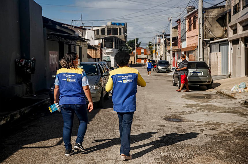 Novas localidades do Recife serão beneficiadas com as Estações Itinerantes de Orientações sobre a Covid-19 e as ações porta a porta da Prefeitura do Recife, nesta semana. Neste sábado (8), o prefeito Geraldo Julio anunciou os oito bairros que vão receber as tendas e as áreas onde haverá visita a casas de pessoas dos grupos de risco da covid-19. A Secretaria de Saúde (Sesau) do Recife também dará continuidade às ações porta a porta nas comunidades de maior vulnerabilidade da cidade, onde são entregues máscaras e kits de higiene.