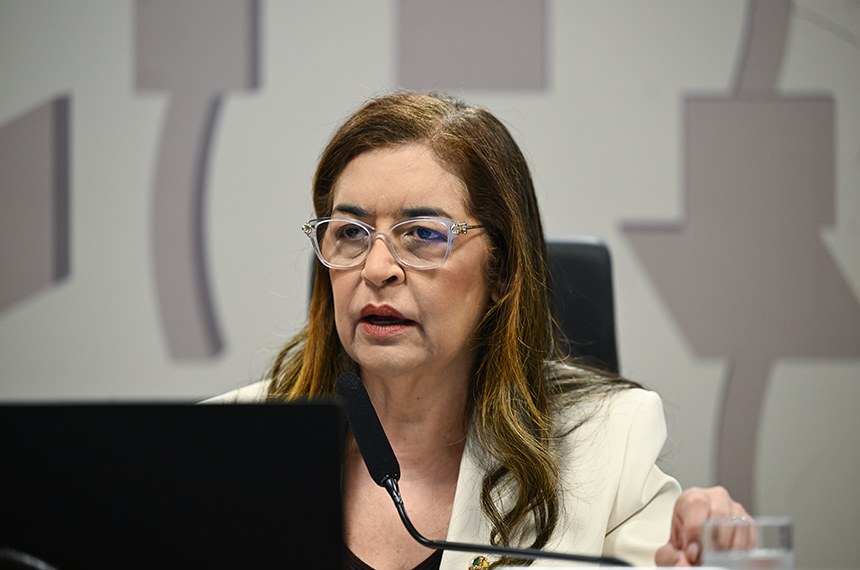 À mesa, vice-presidente da CAS, senadora Dra. Eudócia (PSDB-AL), conduz reunião.