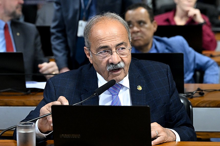 Em pronunciamento, à bancada, senador Chico Rodrigues (PSB-RR).