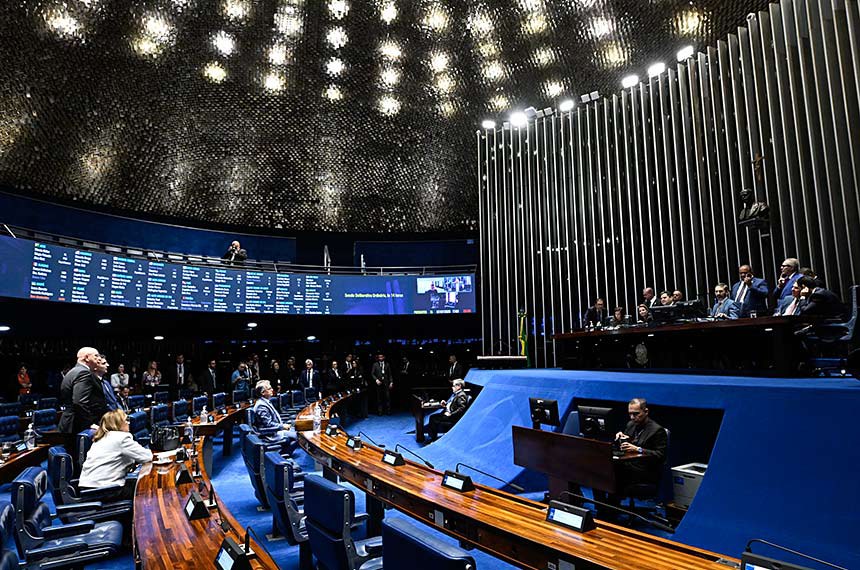 À mesa, presidente do Senado Federal, senador Davi Alcolumbre (União-AP) conduz sessão.