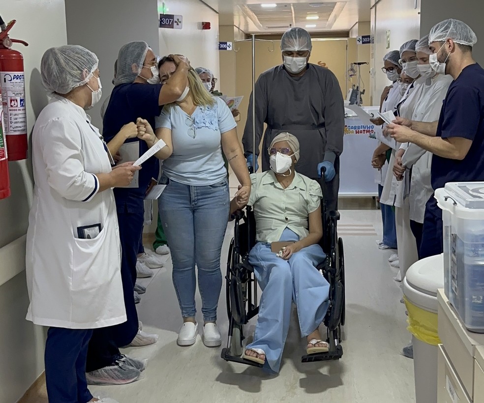 Profissionais se emocionaram na alta de Sabrina — Foto: Cedida