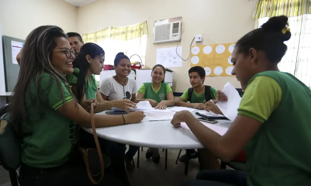 Alunos da escola estadual Raymundo Sá, no município de Autazes, interagem virtualmente com professores e alunos durante aula a distância produzida no Centro Nacional de Mídias de Educação.