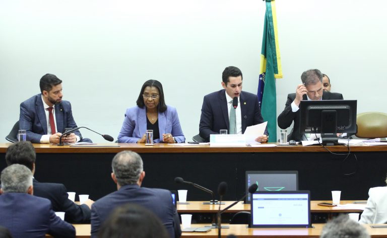 mesa da comissão de orçamento