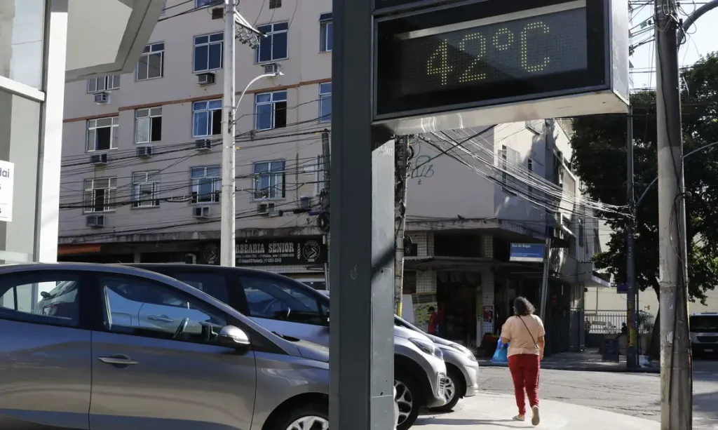 Termômetro de rua na Tijuca registra a onda de calor que atinge a cidade do Rio de Janeiro.
