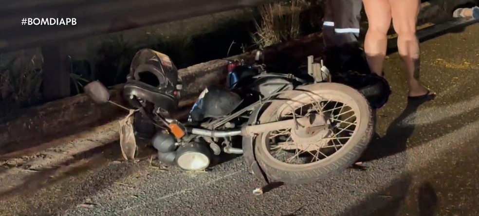 Mulher morre em colisão entre moto por aplicativo e carreta na BR-101, em João Pessoa — Foto: Reprodução / TV Cabo Branco