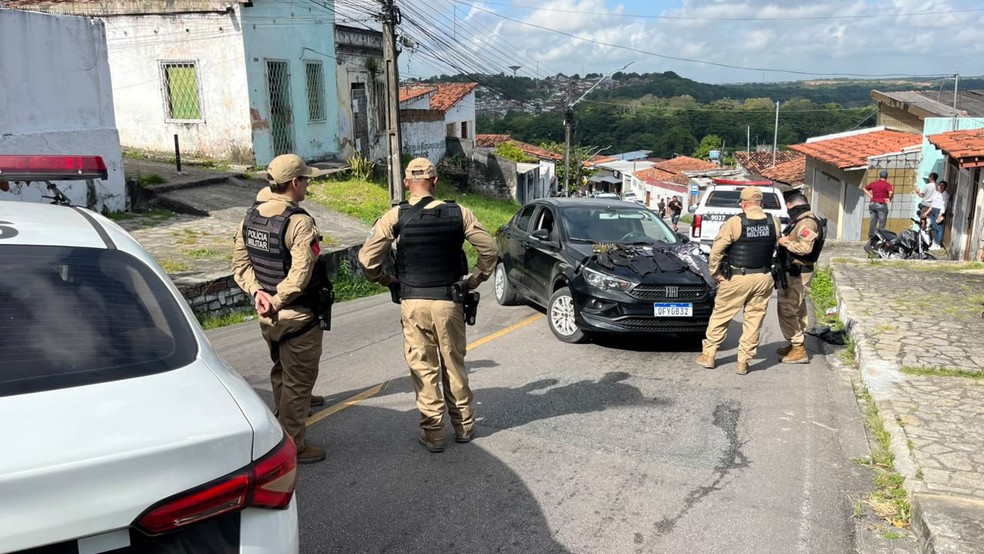 Suspeitos de participar de roubo de carro ficam feridos após troca de tiros com a polícia, em João Pessoa — Foto: Pedro Hugo Lopes / TV Cabo Branco
