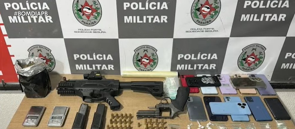 Três pessoas são presas com submetralhadora, drogas e celulares em João Pessoa — Foto: Reprodução / TV Cabo Branco