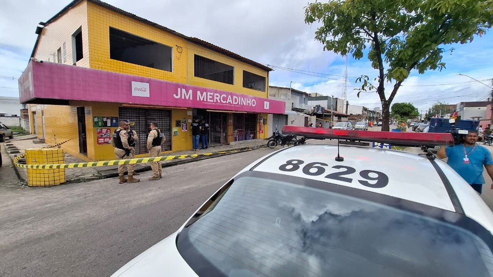 Homem é morto dentro de mercadinho enquanto comprava cerveja, em João Pessoa — Foto: Plínio Almeida/TV Cabo Branco