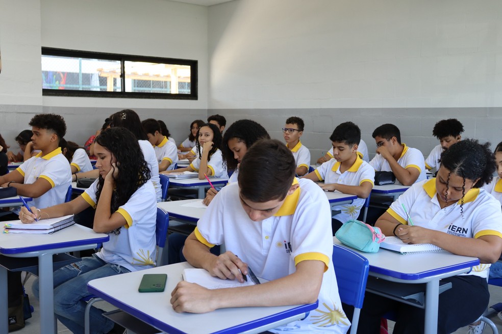 Aulas acontecerão ao vico com acompanhamento de professores — Foto: SEEC/Divulgação