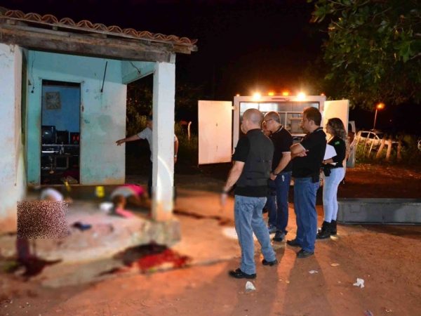Seis pessoas foram mortas a tiros e uma saiu ferida, na chacina que aconteceu na Vila Pará - (O Câmera)