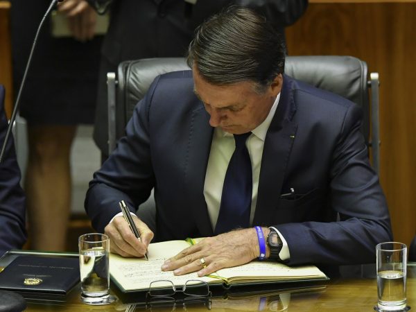 O valor já está em vigor a partir desde a terça-feira, 1º. Foi o primeiro decreto assinado por Bolsonaro, que tomou posse nesta terça-feira — Foto: Nelson Almeida/AFP