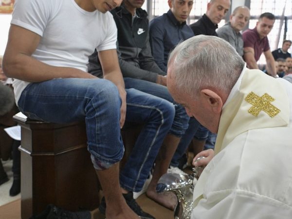 Papa Francisco lava os pés de um preso na prisão Velletri, em Roma, durante as celebrações da Quinta-feira Santa — Foto: Handout/Vatican Media/AFP