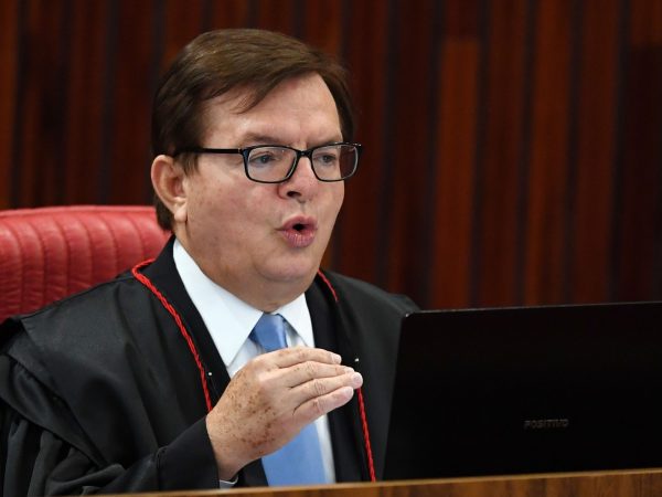 O relator Herman Benjamim durante leitura do relatório no julgamento da chapa Dilma-Temer no TSE (Foto: Evaristo Sá/AFP)