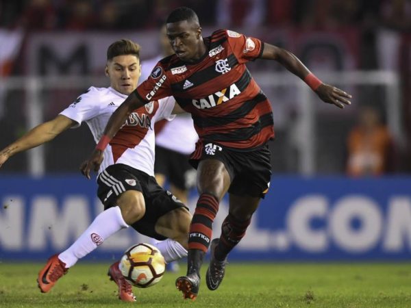 O garoto Vinícius Júnior foi titular do Flamengo na Argentina (Foto: Eitan Abramovich/AFP)