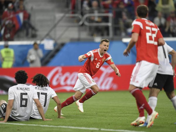 Os donos da casa encaminharam a classificação com gols de Fathi (contra), Cheryshev e Dzyuba (Foto: AFP PHOTO / GABRIEL BOUYS)
