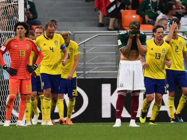 Suecos comemoram um dos gols diante do México (Foto: Anne-Christine POUJOULAT / AFP)