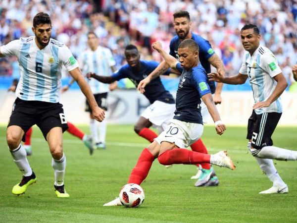 O resultado garante os Les Bleus nas quartas de final da competição (Foto: FRANCK FIFE / AFP)