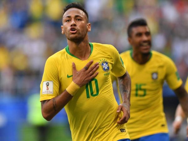 Responsável por um gol e uma assistência, o atacante Neymar brilhou na vitória por 2 a 0 (Foto: Fabrice COFFRINI / AFP)