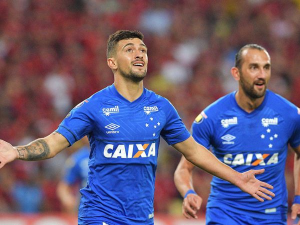 Cruzeiro venceu e abriu vantagem (Foto: CARL DE SOUZA/AFP)