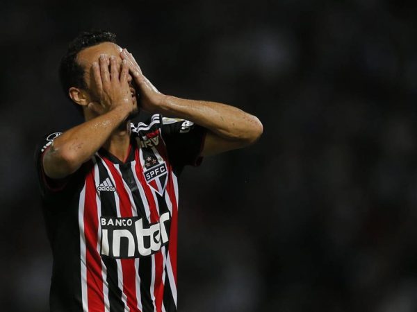 Com o resultado, o Tricolor precisa vencer o jogo de volta por três gols de diferença para avançar na Libertadores — Foto: DIEGO LIMA / AFP