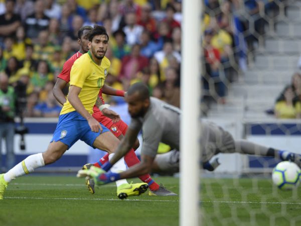 A partida deste sábado marcou a estreia de Lucas Paquetá como titular da Seleção Brasileira — Foto: MIGUEL RIOPA / AFP