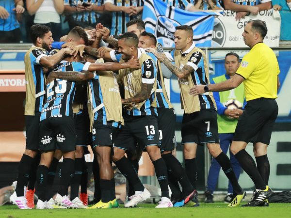 Com o resultado, o Grêmio terminou em segundo lugar na chave com 10 pontos —Foto: Itamar Aguiar/AFP
