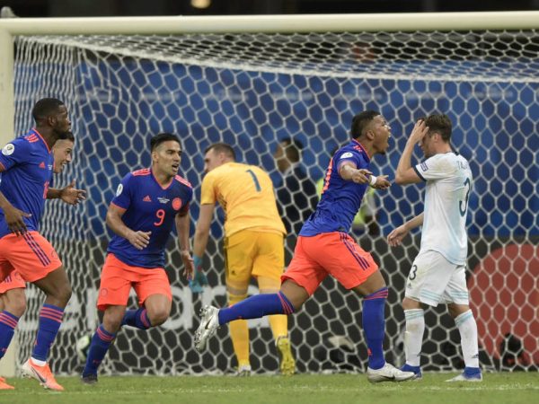 Roger Martínez e Zapata marcaram os gols, ambos no segundo tempo — Foto: JUAN MABROMATA / AFP
