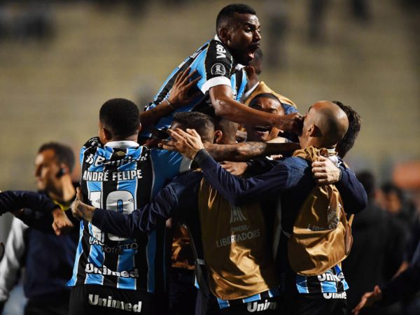 Grêmio apenas espera pelo classificado no confronto decisivo entre Internacional e Flamengo — Foto: Nelson Almeida/AFP