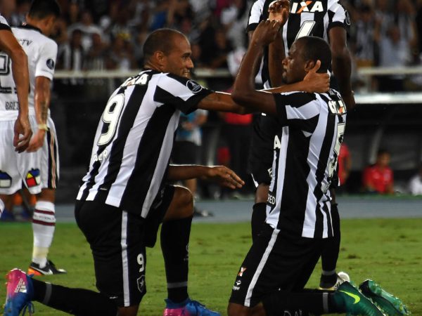 Botafogo chegou a abrir 2 a 0 (Foto: Vanderlei Almeida/AFP)