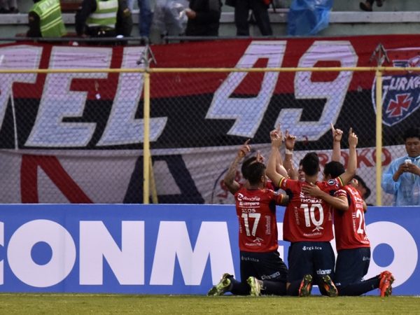 Jorge Wilstermann não tomou conhecimento do Peñarol (Foto: AFP/AIZAR RALDES)