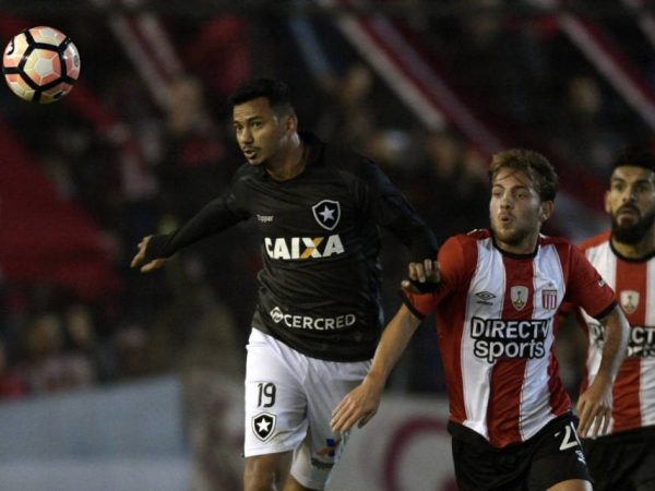 Rodrigo Lindoso disputa bola com Juan Cascini em uma das partidas mais faltosas da Libertadores (Foto: Juan Mabromata/AFP)