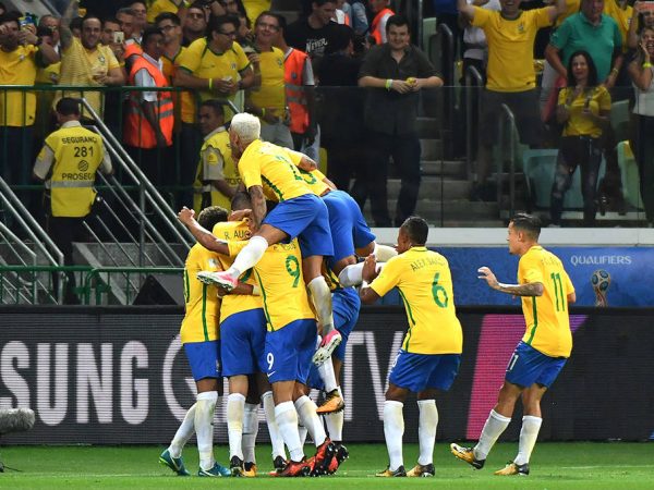 O líder Brasil alcançou os 41 pontos, bem distante do segundo colocado Uruguai, com 31 (Foto: Nelson Almeida/AFP)