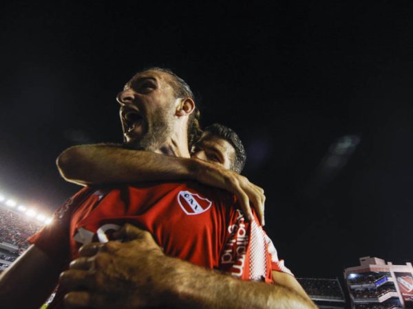 O centroavante Emmanuel Gigliotti foi o herói do Independiente com dois gols (Foto: Javier Gonzalez Toledo/AFP)