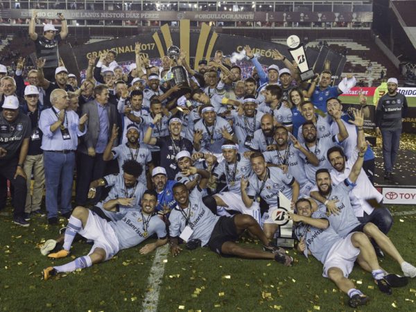 O clube gaúcho voltou a conquistar o torneio continental depois de 22 anos de espera (FOTO: JUAN MABROMATA/AFP)