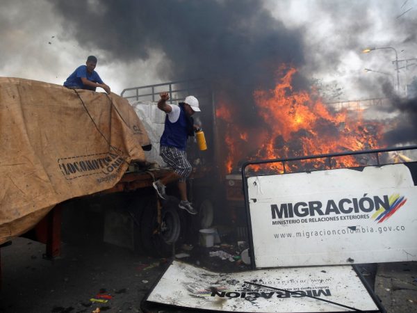 Caminhão que transportava ajuda humanitária para a Venezuela foi incendiado em Cúcuta — Foto: Marco Bello/Reuters