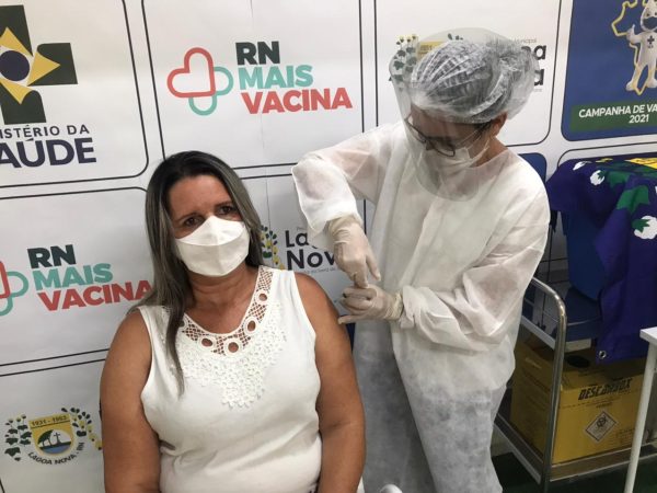 Servidora Elisangela Tarcísia de França foi a primeira a ser imunizada com a vacina contra a Covid-19. — Foto: Divulgação