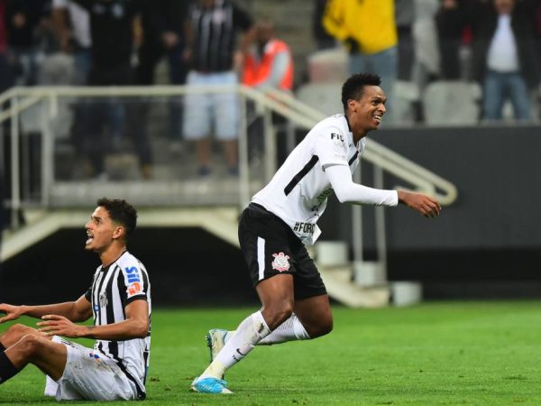 Com um golaço, Jô confirmou a fama de carrasco dos rivais do Corinthians (foto: Sergio Barzaghi/Gazeta Press)