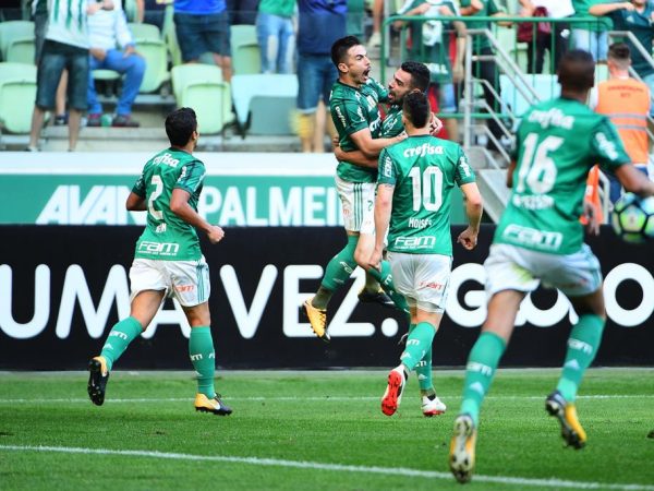 Torcida do Palmeiras viveu momentos de melancolia e êxtase no triunfo deste domingo (Foto: Sergio Barzaghi/Gazeta Press)