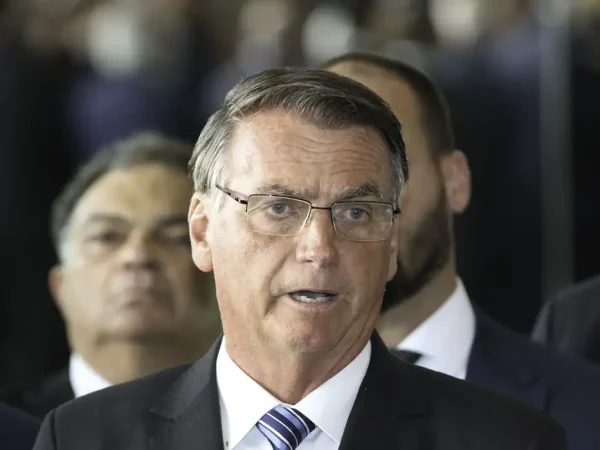 Presidente Jair Bolsonaro, acompanhado de vários ministros, fala com a imprensa no Palácio da Alvorada