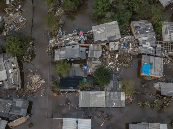 Eldorado do Sul (RS), 22/05/2024 – CHUVAS-RS - DESTRUIÇÃO - Conforme as águas vão baixando, moradores de Eldorado do Sul tendo contato com os estragos causados pelas enchentes. - Foto: Rafa Neddermeyer/Agência Brasil