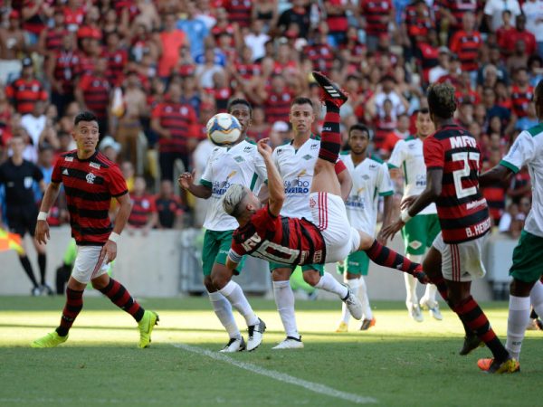 Diego marcou um lindo gol na goleada do Flamengo no Maracanã — Foto: Alexandre Vidal/Flamengo
