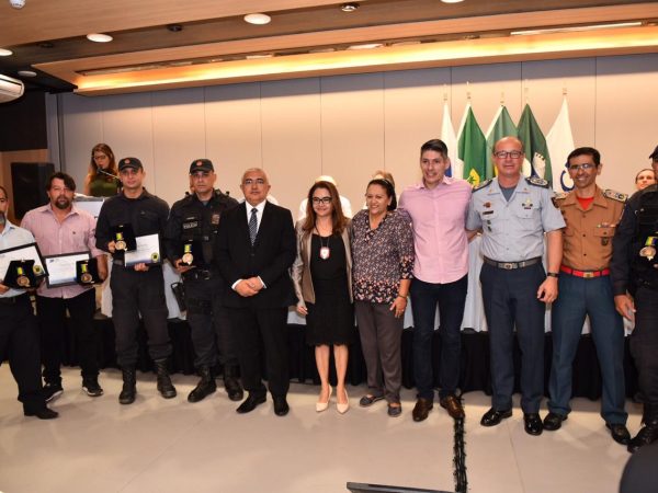 Fátima recebeu do presidente da FCDL um documento com as reivindicações assinadas pelas 23 CDLs do RN — Foto: Elisa Elsie