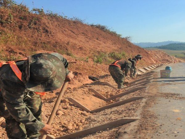 Militares do Exército trabalham na execução de obras - Ministério da Defesa