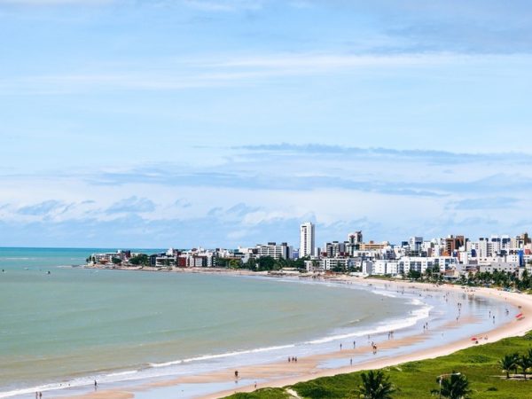 A faixa construível da orla de João Pessoa é uma das mais comprimidas entre as capitais nordestinas, com estoque de terrenos em ritmo acelerado de absorção. — Foto: Nordeste Incorporações/Acervo